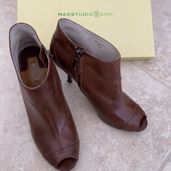 Max Studio Brown Leather Peep-Toe Ankle Booties – Size 8 (With original Box) - Picture 4 of 9